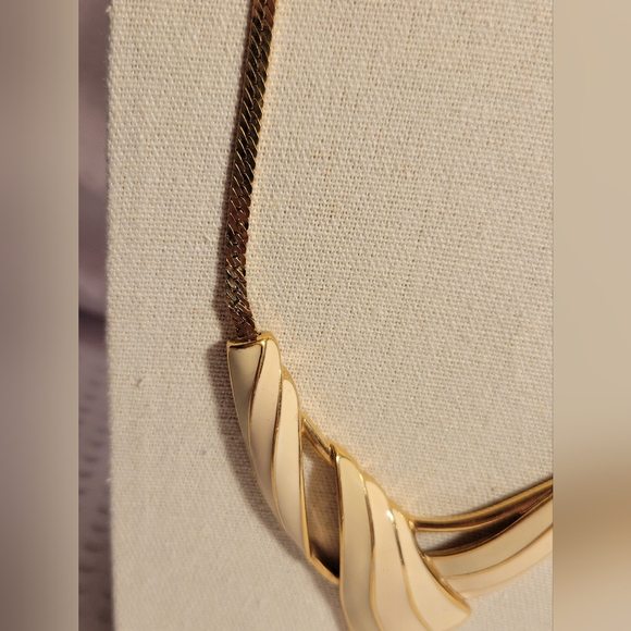 Trifari Gold Tone Statement Necklace With Cream Enamel Vintage - Picture 3 of 8